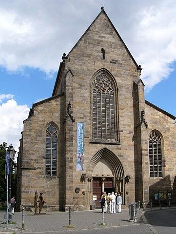 Westfassade der Predigerkirche mit Ehepaar